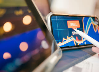 An mehreren Märkten tätig, analysiert ein Händler Bitcoin-, Ethereum- und Forex-Optionen